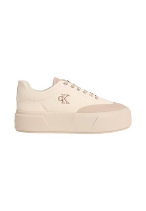 Beige platform sneaker met veterluiting, rubberen zool en geborduurd "cK"-logo aan de zijkant.