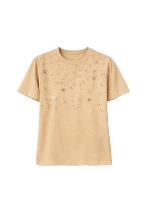 T-shirt beige a maniche corte con piccolo ricamo floreale e applicazioni di perline sparse sulla parte superiore anteriore.