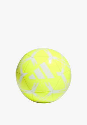 Pallone da calcio giallo acceso con motivi geometrici bianchi e un evidente logo Adidas su sfondo bianco.