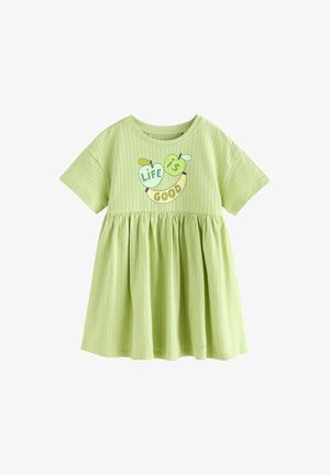 Jasnozielona sukienka dla malucha z krótkim rękawem, wykonana z teksturowanej tkaniny, z marszczonym dołem i grafiką owoców z napisem „Life is Good” na piersi.