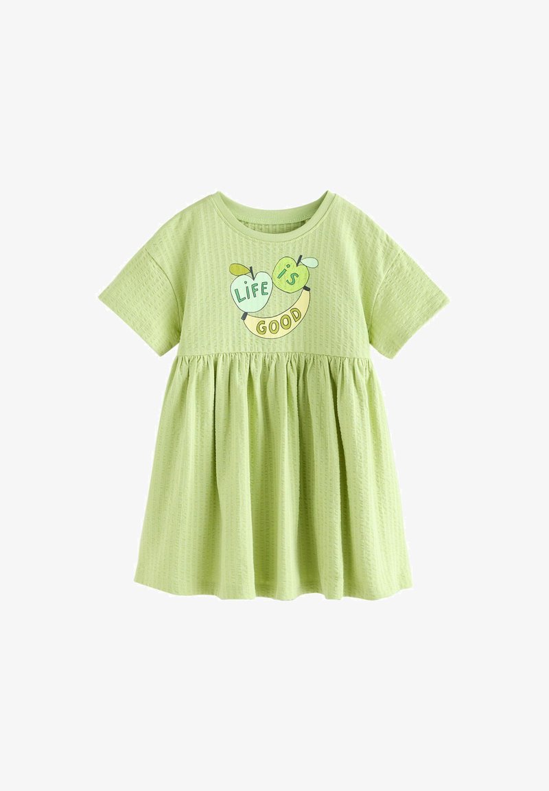 Lysegrøn kortærmet kjole til småbørn med tekstureret stof, rynket skørt og frugtprint med teksten "Life is Good" på brystet.