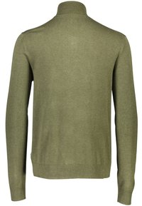 Strickpullover in Olivgrün mit hohem Kragen, langen Ärmeln und gerippten Bündchen und Saum. Glatte Textur mit einheitlicher Farbe.