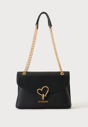 Borsa Black Love Moschino con chiusura a forma di cuore dorato e tracolla a catena dorata con spallina in pelle nera.