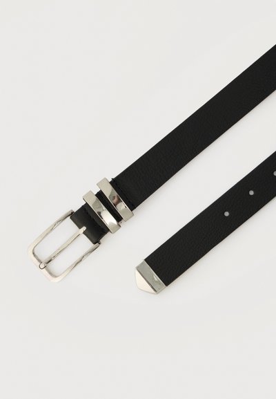 Μαύρη δερμάτινη ζώνη με ασημί μεταλλική αγκράφα που διαθέτει τρεις οριζόντιες λεπτομέρειες· λεία υφή, μυτερό άκρο και πέντε τρύπες για ρύθμιση.