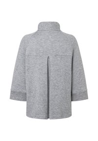 Grijze pullover met een hoge kraag, driekwartmouwen en een rugplooi-detail. Gemaakt van een zachte, gestructureerde stof, heeft het een losse pasvorm.