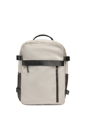 Beżowy prostokątny plecak z czarnym poziomym paskiem, pionową kieszenią na zamek błyskawiczny, bocznymi siateczkowymi kieszeniami i górnym uchwytem.