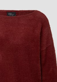 Maglione a maniche lunghe di un profondo bordeaux, realizzato in un tessuto morbido e strutturato. Presenta un ampio scollo e una vestibilità rilassata. Etichetta del marchio visibile.