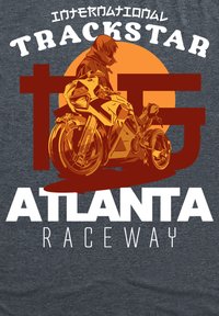 Grafický tričko s motivem motocyklisty v oranžové a hnědé barvě na šedém pozadí. Text zní "Mezinárodní závodní trať Atlanta Raceway."