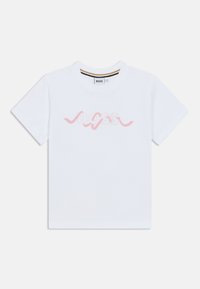 Λευκό βαμβακερό T-shirt με κοντά μανίκια, με ροζ γραφικό κείμενο που γράφει "BOSS" σε καλλιγραφικό στυλ στο στήθος.
