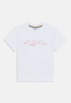 Biele bavlnené tričko s krátkymi rukávmi, na hrudi s ružovým nápisom "BOSS" písaným kurzívou.