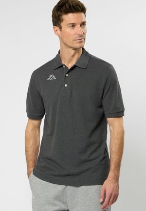 Mørkegrå polo t-shirt lavet af tekstureret stof, med krave, to knapper og et hvidt broderet logo på venstre bryst.