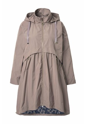 Lysebrun lang regnfrakke med hætte, forrest lynlås, snøre i hætten, sidelommer med lynlås og let udvidet silhuet.