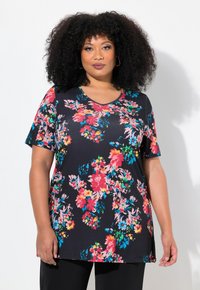 Bloemrijke tuniektop met een zwarte achtergrond, featuring levendige roze, rode, gele en blauwe bloemen. Korte mouwen, V-halslijn, ontspannen pasvorm.