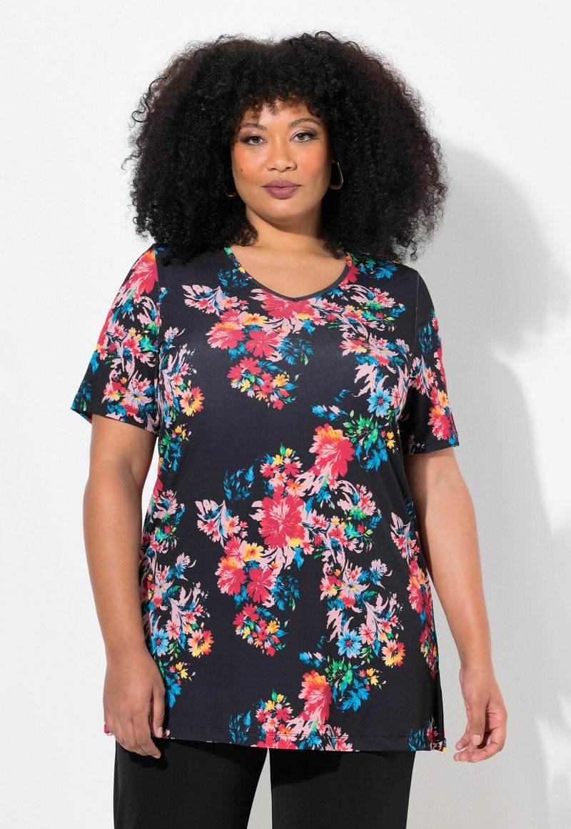 Bloemrijke tuniektop met een zwarte achtergrond, featuring levendige roze, rode, gele en blauwe bloemen. Korte mouwen, V-halslijn, ontspannen pasvorm.