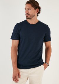 SLIM FIT - Lihtne T-särk - indigo