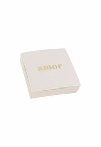 Caja cuadrada de color rosa pálido con una textura suave; la palabra "amor" está grabada en dorado, centrada en la tapa. Detalle de borde blanco sutil.