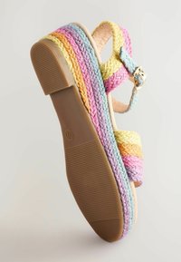 Vícebarevné espadrilky na platformě s opletenými textilními popruhy v růžové, žluté, modré a oranžové barvě; texturovaná podrážka pro lepší úchyt; nastavitelné sponové zapínání.