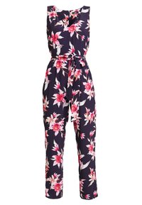 Combinaison fleurie bleu marine avec des fleurs roses et blanches, dotée d'un design sans manches, d'une ceinture à nouer et de jambes longueur cheville. Le tissu est lisse.