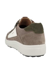 Zapatillas de ante marrón con un panel lateral de cuero blanco, acento de ante verde en el talón y una suela de goma blanca. Presenta un cierre con cremallera.