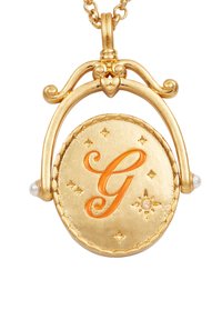 Gouden pendant ketting met een verfijnd ontwerp, featuring een geëmbosserde oranje "G," steraccenten en kleine parels aan weerszijden.