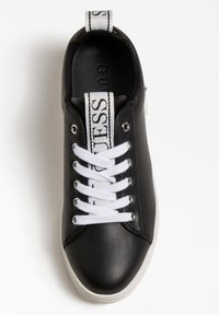 Sneaker in pelle nera con lacci bianchi, occhielli in metallo e un'etichetta di tessuto a motivi; presenta una punta tonda e una suola bianca.