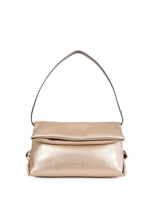 Bolso de hombro beige de cuero con solapa plegable y correa delgada, con un sutil logo en relieve en el centro frontal.