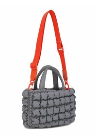 Bolso gris acolchado con textura acolchonada, que cuenta con asas dobles y una correa ajustable de color naranja brillante. Forma rectangular compacta.