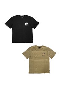 Zwei T-Shirts mit kurzen Ärmeln: eines ist schwarz mit einem weißen Berglogo; das andere ist khaki mit einer kreisförmigen Grafik. Beide bestehen aus Baumwollstoff.