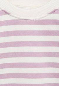 Pruhovaná látka s horizontálními střídajícími se fialovými a bílými pruhy, měkká bavlněná textura, žebrovaný výstřih a pečlivé šití.