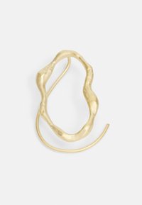 Ohrringe aus goldfarbenem Metall mit einem organischen, wellenförmigen Design. Sie haben eine strukturierte Oberfläche, eine kreisförmige Form und einen verlängerten Draht-Haken.