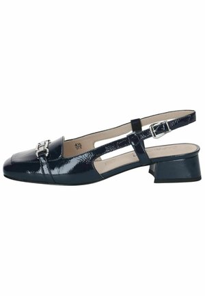 Zapato slingback de charol azul marino con punta cuadrada, detalle de hebilla plateada, tacón bajo de bloque y correa ajustable en el tobillo.