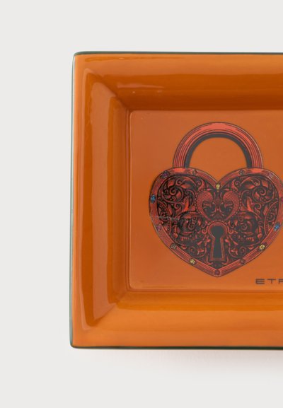 Plateau rectangulaire en céramique orange avec un motif détaillé de cadenas rouge en forme de cœur et une serrure au centre.