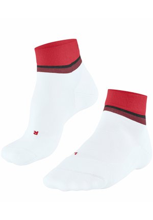 Een paar witte enkelsokken met rode boorden en zwarte en kastanjebruine strepen, gemarkeerd met een rode "L" en "R" voor links en rechts.