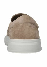 Beige suède sneakers met een gestructureerde bovenkant, ronde hak en witte rubberen zool. Heeft minimale stiksels en geen zichtbare branding.