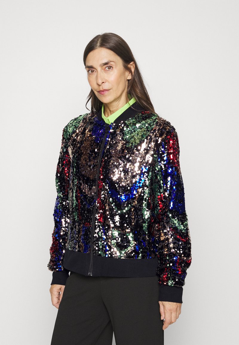 Veste bomber à paillettes ornée de sequins multicolores, avec un col et des poignets côtelés noirs. Le design comprend une fermeture éclair à l'avant et des manches longues.
