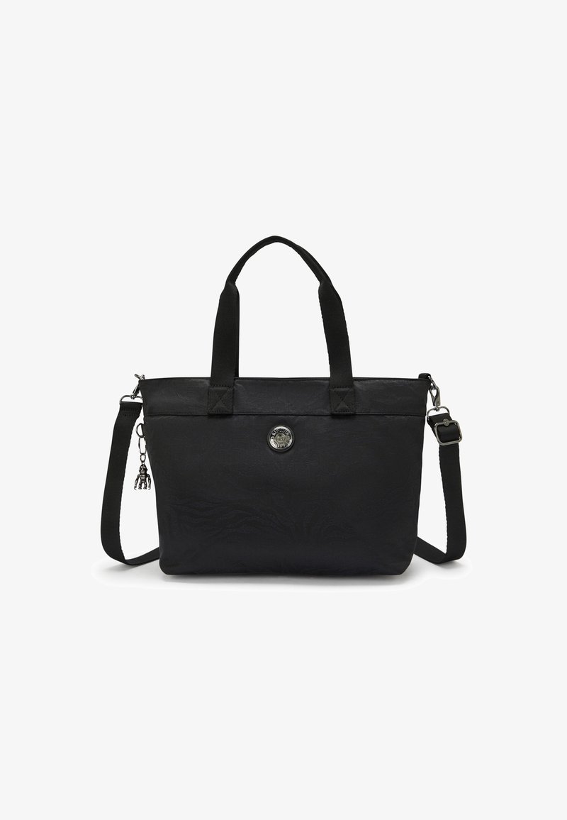 Zwarte tote bag van gestructureerd materiaal, met korte handvatten en een verstelbare schouderriem. Heeft een ronde logo en een decoratieve hanger.