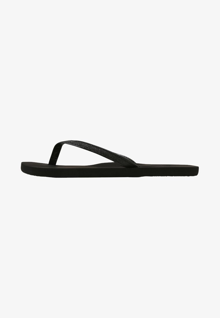 Sandale plate noire en tongs avec des lanières fines étincelantes et une semelle simple, vue de côté sur un fond blanc.