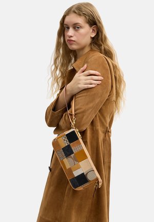 COACH, PLAZA BAG 25 WITH PATCHWORK - Sac à main - b brown multi