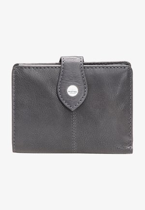 Portefeuille en cuir gris avec une finition texturée, doté d'une fermeture à pression et d'un accent métallique circulaire. Les bords cousus ajoutent du détail.