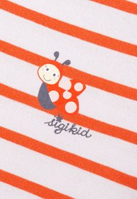 Rot-weißer gestreifter Stoff; zeigt einen Cartoontagpfauenkäfer mit Punkten; enthält den Markennamen "sigikid" in grauem Text.