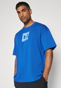 Under Armour HEAVYWEIGHT OVERSIZED BOX LOGO - Sports T-shirt - tech blue/horizon blue