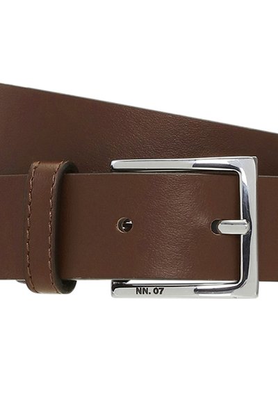 Ceinture en cuir marron avec une boucle rectangulaire argentée gravée de « NN. 07 », montrant un gros plan de la boucle et de la boucle de ceinture cousue.