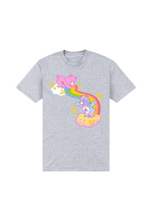 To farverige tegneserie bjørne på skyer forbundet med en regnbue, omgivet af gule stjerner, trykt på en lysegrå t-shirt.