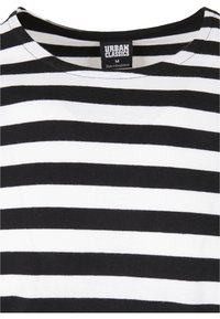 Zwart-wit gestreepte T-shirt met een ronde hals. Gemaakt van zachte stof, met gelijkmatige strepen en een label met de tekst "URBAN CLASSICS."
