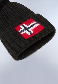 Cappello di lana nera lavorato a maglia con risvolto, decorato con una patch della bandiera norvegese rossa, bianca e blu. Texture morbida, design a costa grossa.