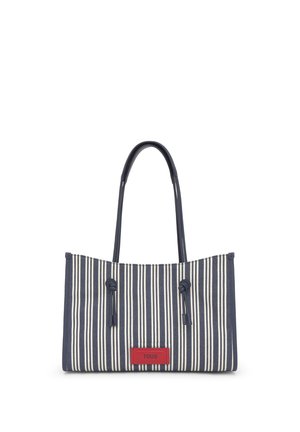 Bolso tote con rayas verticales en azul marino y blanco, con asas largas y una etiqueta rectangular roja con la inscripción "TOUS" en el centro delantero.