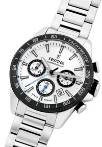 Montre chronographe en acier inoxydable avec un cadran blanc, lunette tachymétrique noire, trois sous-cadrans et bracelet en argent. Résistante à l'eau jusqu'à 10 bars.