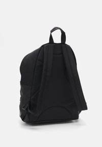 Zaino nero con spallacci regolabili imbottiti, una maniglia rinforzata e una texture morbida e liscia senza motivi o componenti visibili.