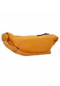 Sac en cuir jaune porté croisé avec une texture lisse, une forme arrondie et une bandoulière réglable. Il dispose d'une fermeture éclair sur le dessus et d'accents matériels contrastants.