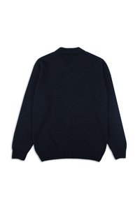 Námorně modrý pletený svetr s žebrovaným kulatým výstřihem, dlouhými rukávy a volným střihem. Hladká textura, bez viditelných vzorů nebo akcentů.